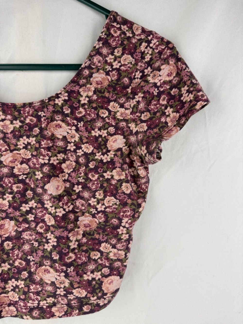 Garage Women’s Size Small Wine, Pink & Green Floral Scoop Crop Top T Shirt - Picture 3 of 6
